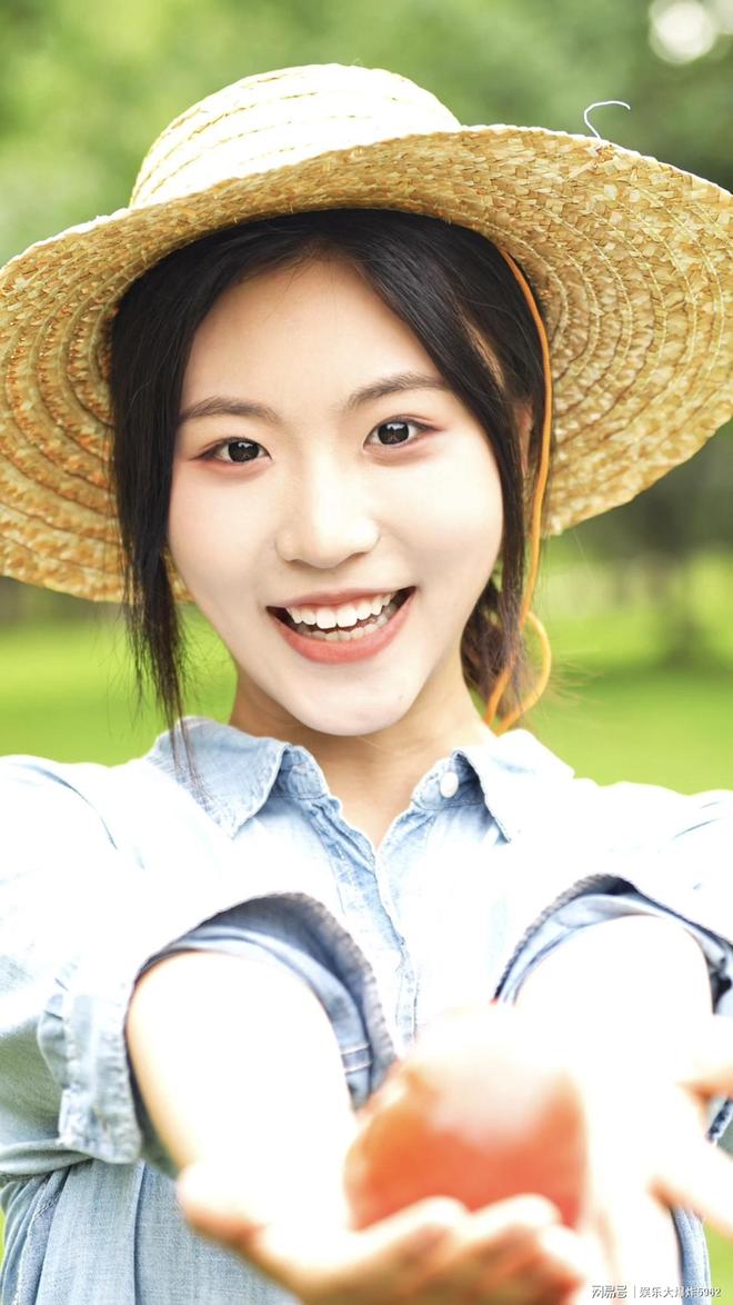 黄益斐田园写真释出自然系少女演绎夏日清新物语